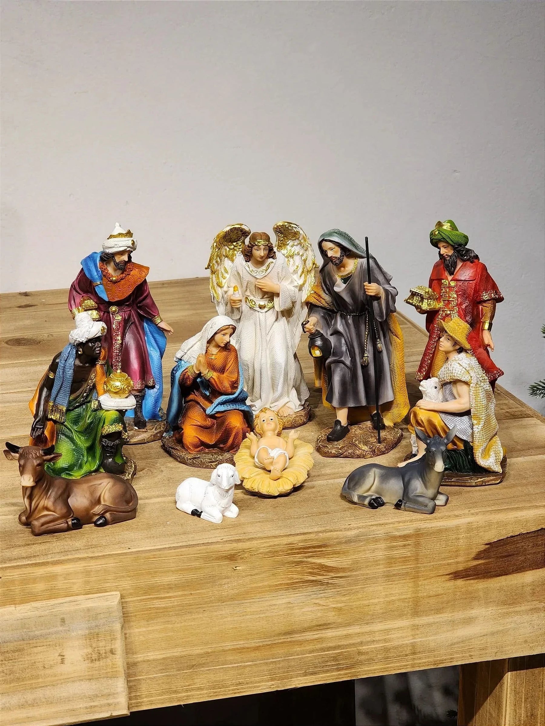 Presépio em Resina Colorido • 11 Peças • 18,5cm