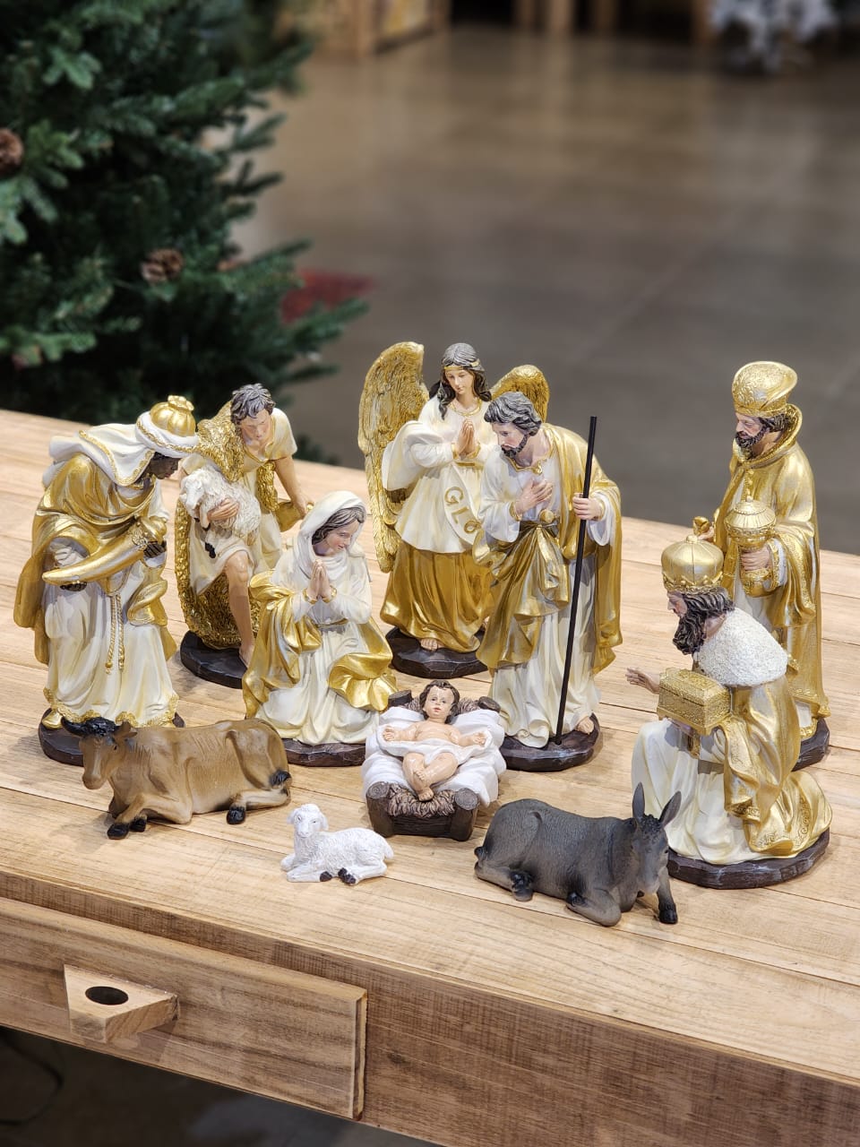 Presépio Sagrada Família Dourado - 11 Peças em Resina | 20cm, 33cm e 48cm