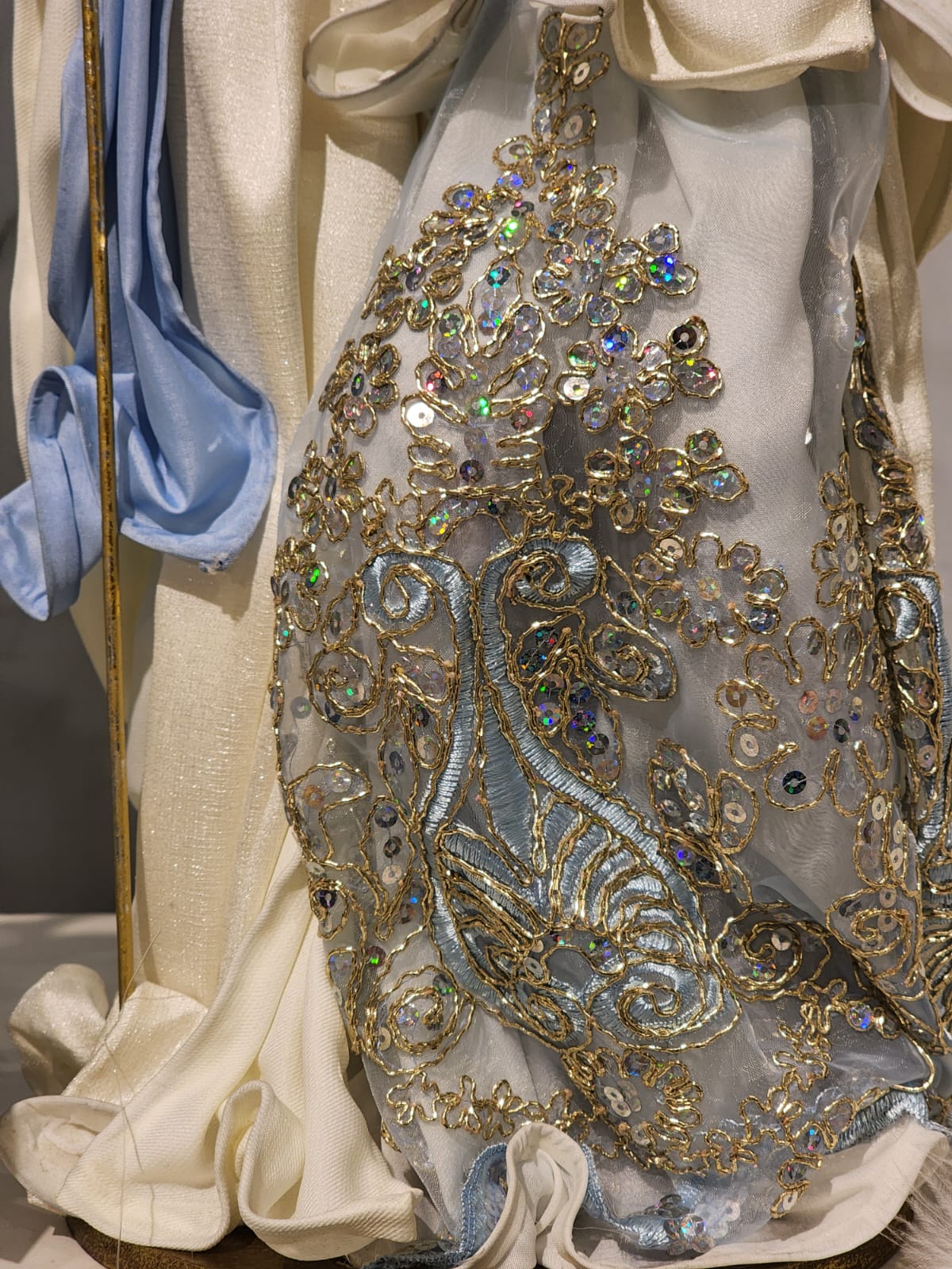 Sagrada Família em Resina com Base Azul – Peça Sacra para Altar ou Lar