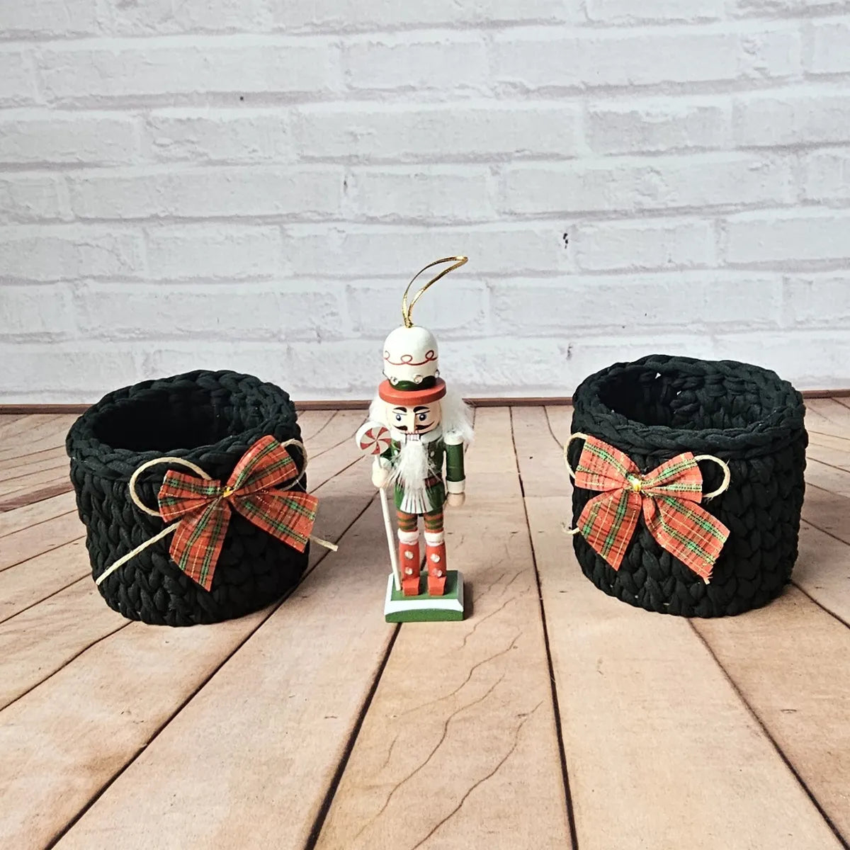 Kit Porta Panetone de Crochê Preto com laço Vermelho