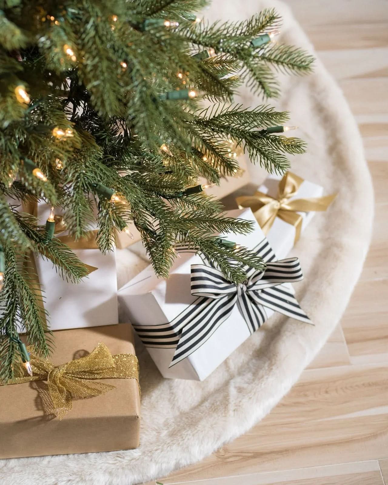 Árvore de Natal Modelo Esguio com Galhos Articulados, Suporte Metálico e Micro LEDs Embutidos