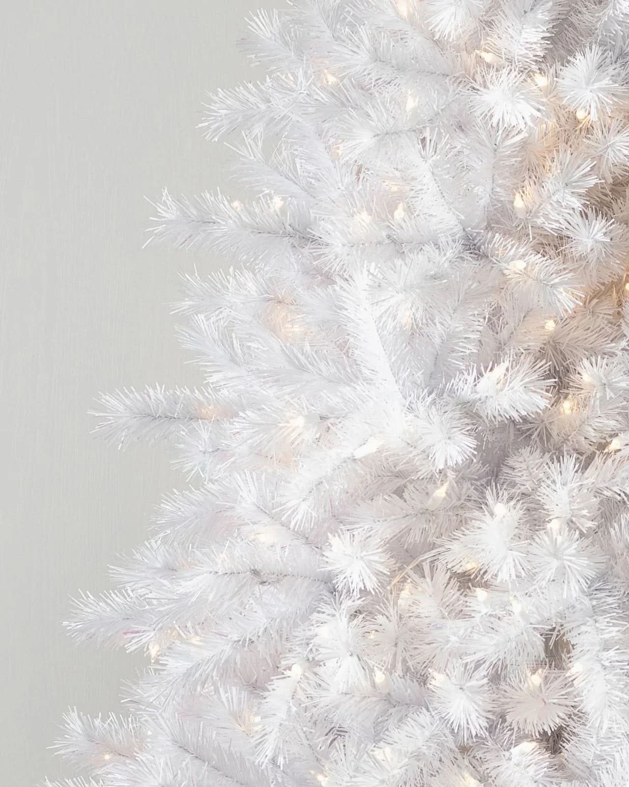 Árvore de Natal Branco Clássico — Galhos Articulados e Micro LEDs