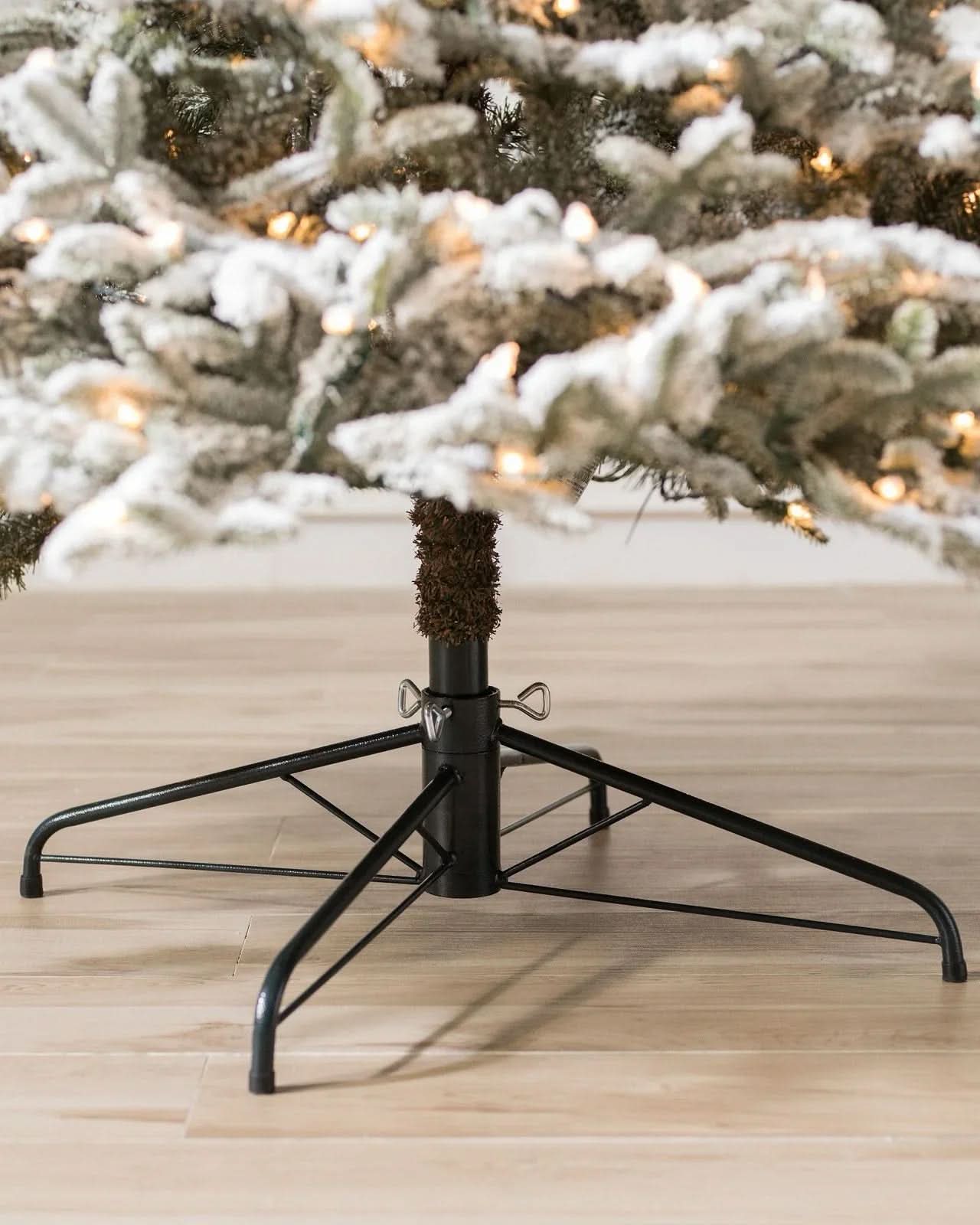 Árvore de Natal com Micro LEDs Embutidos - Efeito Nevado, Galhos Articulados e Suporte Metálico