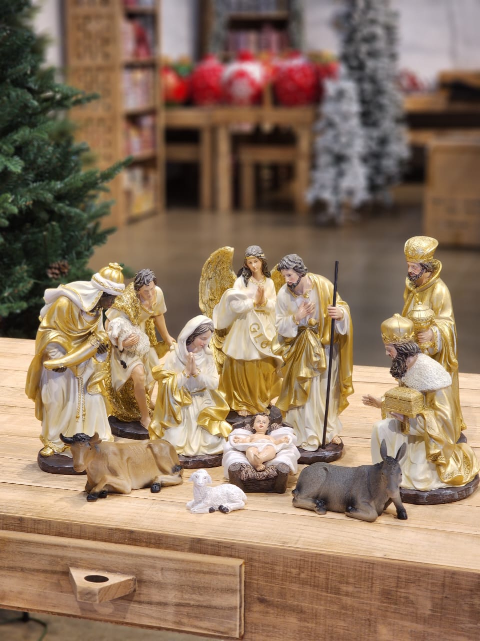 Presépio Sagrada Família Dourado - 11 Peças em Resina | 20cm, 33cm e 48cm