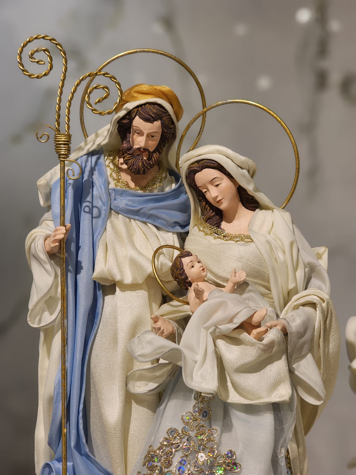 Sagrada Família em Resina com Base Azul – Peça Sacra para Altar ou Lar